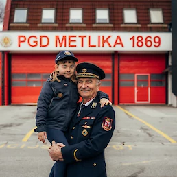 Milan Kremesec (71), četrta generacija, in Zarja Kremesec (6), že šesta generacija gasilcev v družini Kremesec.