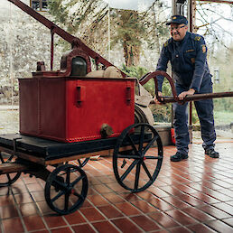 Ročno gasilsko brizgo iz leta 1875 si oglejte v Slovenskem gasilskem muzeju v Metliki. Tehnologija je v 150 letih zelo napredovala in spremenila način gašenja. Gorečih stavb ne gasijo več od daleč, temveč od znotraj, zahvaljujoč sodobni zaščitni opremi.