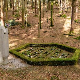 Grobišče pri partizanski bolnišnici Lesen kamen v Kočevskem Rogu