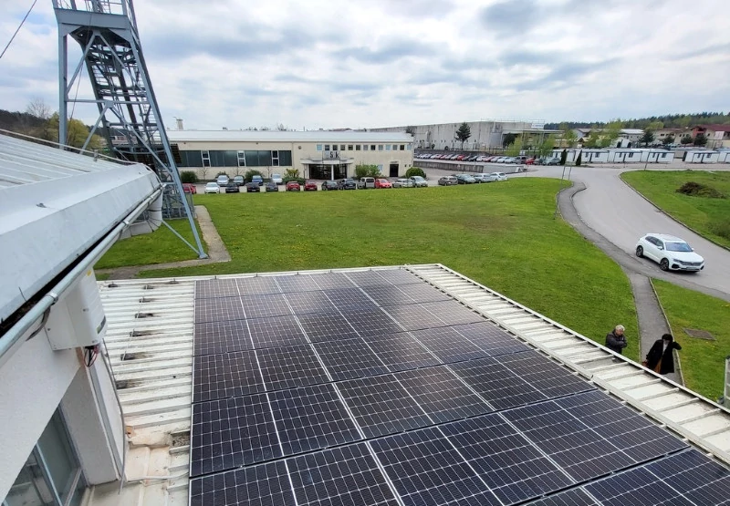 Sončna elektrarna bo oskrbovala javno razsvetljavo na območju PC Tris Kanižarica.