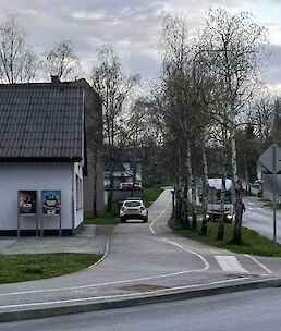 Vozilo medobčinskega redarstva parkirano na pločniku. Foto: FB Stanje na cestah v Beli krajini