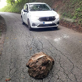 Padajoče kamenje ogroža varnost voznikov