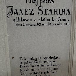 Nagrobnik Janeza Starihe na pokopališču v vojni vasi (2017).