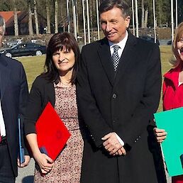 Prejemniki priznanj iz RKS Alojz Kovačič, Zalka Klemenčič in Renata Brunskole, s predsednikom RS Borutom Pahorjem