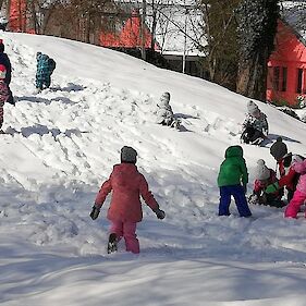 Otroci iz skupine Ježki na snegu