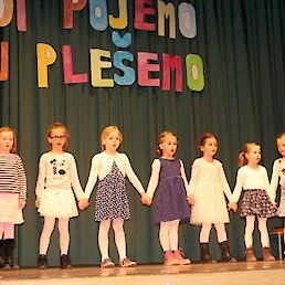 Otroci, ki obiskujejo urice angleškega jezika pod vodstvom Snježane Blažević in Snježane Brdar so predstavili pesem Bing Dog Song. Na kitari jih je spremljal Samo Jurman.