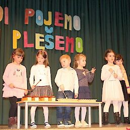 Skupina otrok, ki obiskuje glasbeno ustvarjalnico, pod vodstvom vzgojiteljice Irene Grdešič, je nastopila s skladbo Sprehod v gozd.