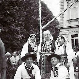 Na fotografiji stojijo od leve: gospa Šetina, Hermina Peršak roj. Leitgeb in neznana gospa. Čepita od leve Pepi Peršak in Anton Grahek.