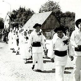 Sprevod folklornikov, Jurjevanje leta 1967 (Arhiv fotografij Folklorne skupine Zeleni Jurij Črnomelj).