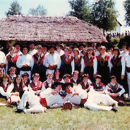 Folklorna skupina Zeleni Jurij na Jurjevanju leta 1981 (Arhiv Folklorne skupine Zeleni Jurij Črnomelj).