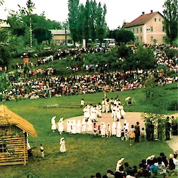 Jurjevanje okoli leta 1981 (Zasebni arhiv fotografij Danice Grdešič, Črnomelj).