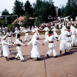 Folklorna skupina Semiška ohcet na Jurjevanju okoli leta 1990 (Zasebni arhiv fotografij Albine Pašič, Semič).