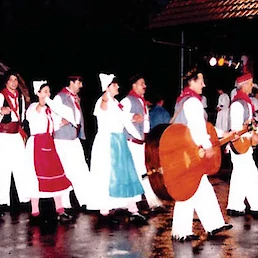 Folklorna skupina Stari trg ob Kolpi (Arhiv fotografij Zavod za izobraževanje in kulturo Črnomelj).
