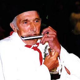 Jazo Franc Šutej na Jurjevanju leta 1996 (Arhiv fotografij JSKD, Območna izpostava Črnomelj).