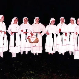 Kresnice iz Adlešičev na Jurjevanju leta 1996 (Arhiv fotografij Zavoda za izobraževanje in kulturo Črnomelj).