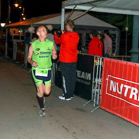 Toni Perušič v cilju francoskega ultramaratona