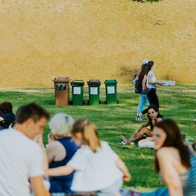 Festival Jurjevanje v Beli krajini ohranil naziv »prireditev z manj odpadki«