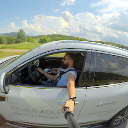 Z GoPro kamero lahko tudi veeelik avto izgleda veliko manjši