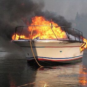 DRAMA NA MORJU: Skavtski gasilci uspešno rešili dva človeka na gorečem plovilu