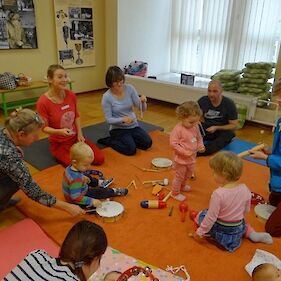 Prvo srečanje na glasbeni delavnici za starše z dojenčki in malčki v Knjižnici Črnomelj