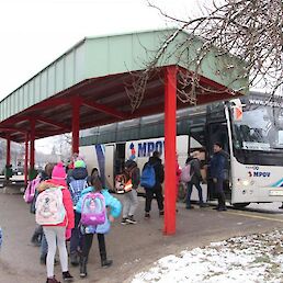Petdeset četrtošolcev, ki ne morejo obiskovati pouka v matični OŠ Loka v Črnomlju, se vsak dan zbere pred šolo, od koder jih z avtobusom odpeljejo v Adlešiče.