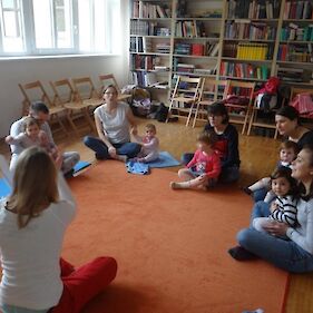 Četrto srečanje na glasbeni delavnici za starše z dojenčki in malčki v Knjižnici Črnomelj