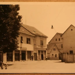 Viniški plac okoli leta 1950, zid na desni je ostanek občinske hiše; iz arhiva razglednic dr. Božidarja Flajšmana Viniški plac okoli leta 1950, zid na desni je ostanek občinske hiše; iz arhiva razglednic dr. Božidarja Flajšmana