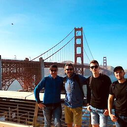 V San Francisu z mostom Golden gate v ozadju