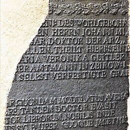 Ohranjen del nagrobne plošče Janeza Mihaela Žagara na pokopališču Olšnay.