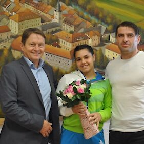 Župan sprejel svetovno prvakinjo v tajskem boksu Nastasjo Koca