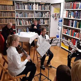 Mladi klarinetisti in flavtistka nastopili v Knjižnici Metlika