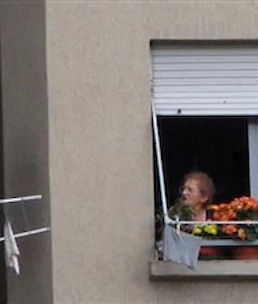 Magda v izolaciji na balkonu: ''Edina dobra stvar pri tej grozi je pa mir! To se človek tako spočije''