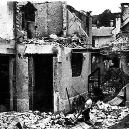 Ruševine požganih hiš na dragah v Metliki, julij 1944 (Belokranjski muzej Metlika)