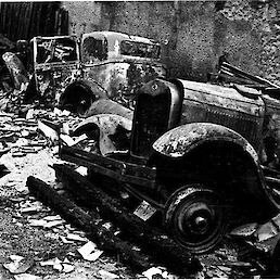 Zgorela avtomobila prevoznika Alojza Cvelbarja v Metliki, julij 1944 (Belokranjski muzej Metlika)