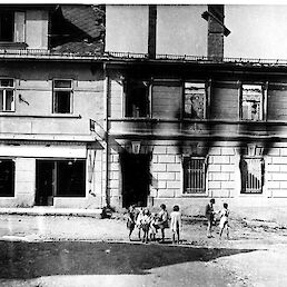 Požgan zdravstveni dom v Metliki, julij 1944 (Belokranjski muzej Metlika)