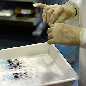 Včeraj 3354 okužb, med PCR-testi kar 37,4 odstotka pozitivnih