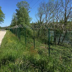 Vlada: Razlogov za odstranitev ograje še ni