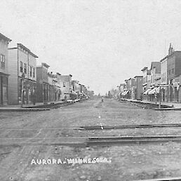 In tako je okoli leta 1910 izgledala Aurora v Minnesoti (ZDA) kamor je bil Jakob Pašič namenjen in kjer je že živelo okoli 600 Slovencev. Naselbina Aurora je bila ustanovljena leta 1898, leta 1910 pa je imela 1919 prebivalcev.
