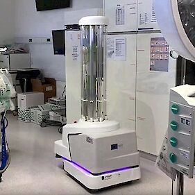 Novomeška bolnišnica z robotom za razkuževanje prostorov