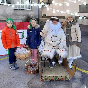 Dedek Mraz razveseljeval otroke v Črnomlju