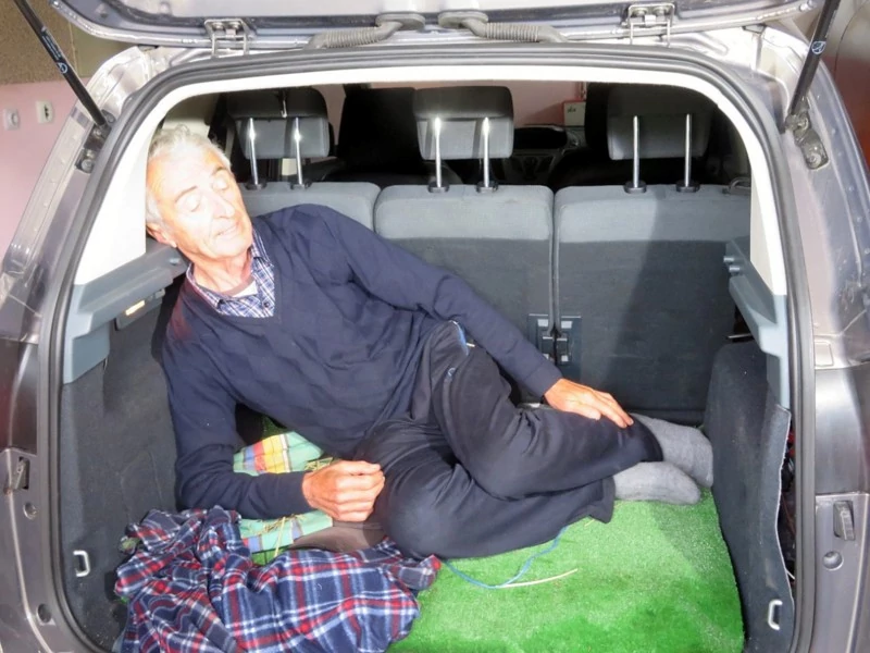 G. Moravec je pokazal, kako so ga stlačili v prtljažnik vozila (Foto: Dragana Stanković, Dnevnik)