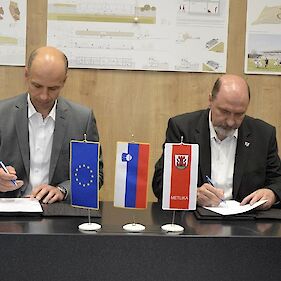 Podpis gradbene pogodbe za izvedbo investicije "Preplastitev vozišča Drašička roka - Bojanjska roka (Slamna vas)"