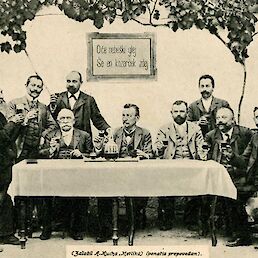 Z leve proti desni stojijo Leopold Flajšman, Franc Sajovec, Josip Flajšman in Otmar Šturm. Sedijo pa Frančišek Wacha, Leopold Gangl, Ivan Golia, Franjo Guštin in Anton Rajmer.
