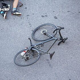 Poškodovana pijana kolesarja, zaseg avta, kraja mesnin