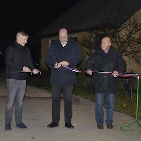Novo urejeno javno razsvetljavo v Dragomlji vasi predali namenu