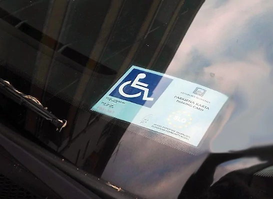 Zloraba parkirnih kart na parkirnih mestih za invalide
