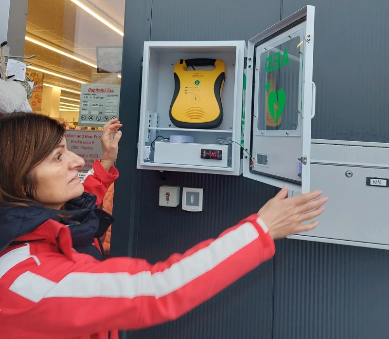 Nov defibrilator je nameščen ob vhodu v trgovino KiK v Metliki.