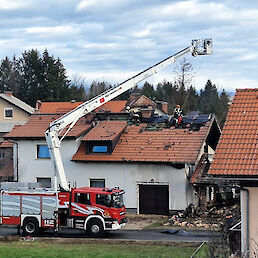 Streho stanovanjske hiše so gasilci zaščitili s PVC folijo. Foto: GZ Črnomelj
