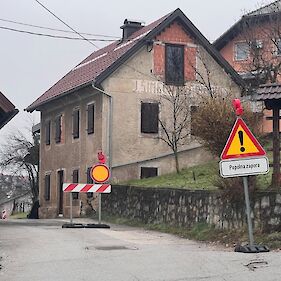 Zaprta cesta zaradi rušenja stavbe