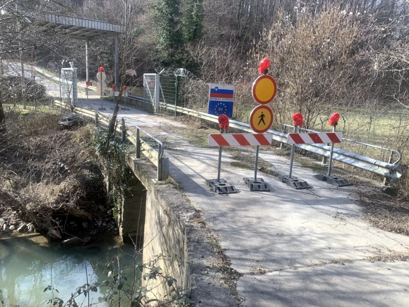 Most čez potok Kamenica je zaprt tudi za pešce.